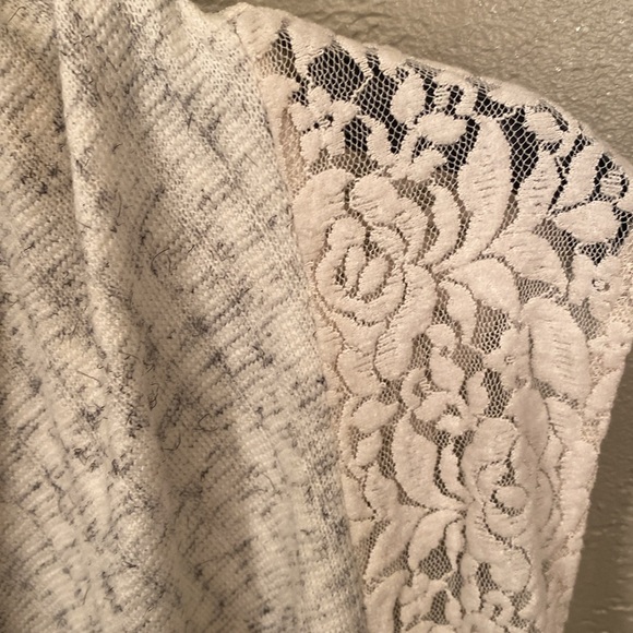 Cowl neck lace trim vest - Picture 2 of 3